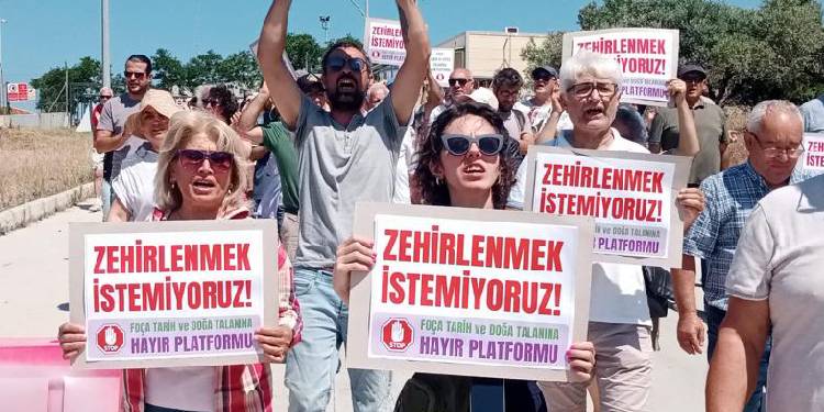 Foça’da tonlarca gaz gökyüzüne salındı Foça’da tonlarca gaz gökyüzüne salındı