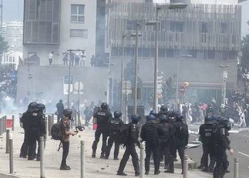 Fransa’da sağcılardan polise yardım kampanyası
