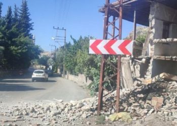 Depremin bilançosu: Bir ev yıkıldı, 6 ev hasar gördü