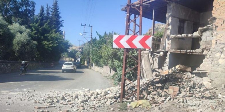 Depremin bilançosu: Bir ev yıkıldı, 6 ev hasar gördü Depremin bilançosu: Bir ev yıkıldı, 6 ev hasar gördü