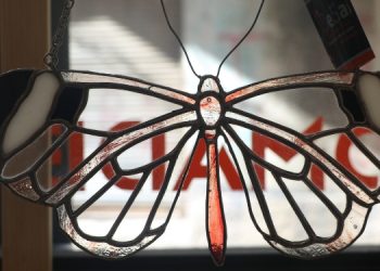 Vitray sanatını atölyesinde yaşatıyor