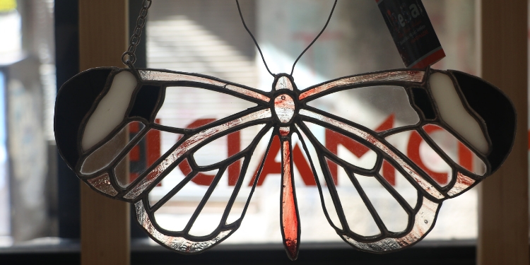 Vitray sanatını atölyesinde yaşatıyor Vitray sanatını atölyesinde yaşatıyor