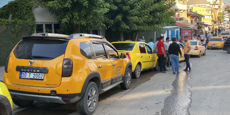 Şemdilli’de taksiciler kontak kapattı Şemdilli’de taksiciler kontak kapattı