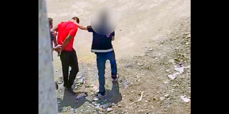 Afrikalı göçmen darp edilerek gözaltına alındı Afrikalı göçmen darp edilerek gözaltına alındı