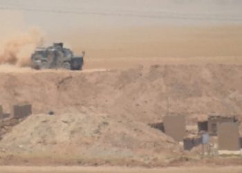 Askerler zırhlı araçla bir kişiyi ezdi