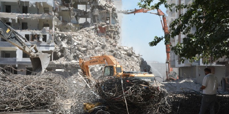 Diyarbakır’da 3 bin 252 ağır hasarlı binadan sadece 50’si yıkıldı Diyarbakır’da 3 bin 252 ağır hasarlı binadan sadece 50’si yıkıldı