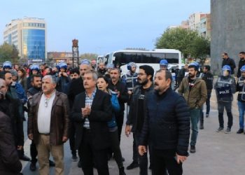 Diyarbakır’da 5 öğretmen görevlerine iade edildi