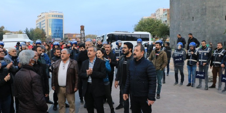 Diyarbakır’da 5 öğretmen görevlerine iade edildi Diyarbakır’da 5 öğretmen görevlerine iade edildi