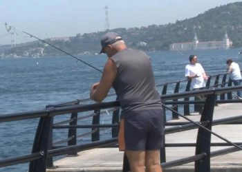 Hava sıcaklığının rekor kırması bekleniyor: İstanbul’da sahile akın ettiler