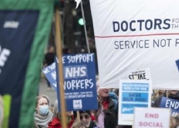 İngiltere’de doktorlar 50 yıl sonra greve çıktı