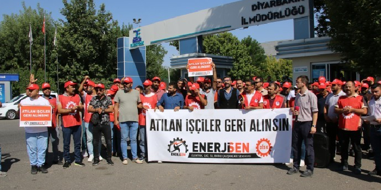 İşten atılan DEDAŞ işçileri oturma eylemi başlattı İşten atılan DEDAŞ işçileri oturma eylemi başlattı