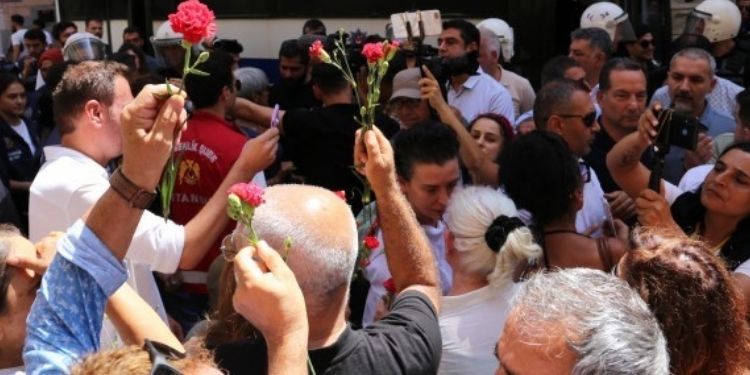 İHD, THİV, TTB: Cumartesi Anneleri’nin araç içinde bekletilmesi işkence suçu İHD, THİV, TTB: Cumartesi Anneleri’nin araç içinde bekletilmesi işkence suçu