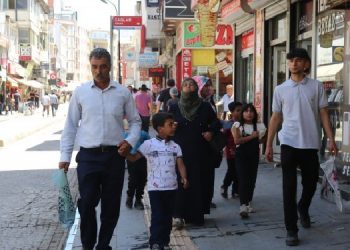 Van sokakları: Savaş sürdükçe kriz de sürecek