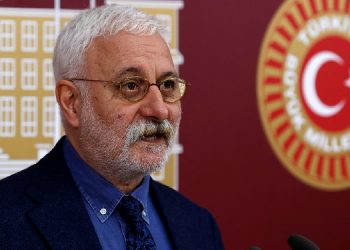 Yeşil Sol Parti Grup Başkanvekili Oluç açıklama yapıyor