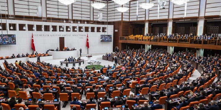 Yıl bitmeden bütçe tükendi: AKP ek bütçe hazırlığında Yıl bitmeden bütçe tükendi: AKP ek bütçe hazırlığında
