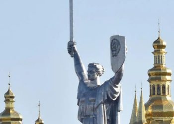 Kiev’deki Vatan Ana heykelinde Sovyetler Birliği arması söküldü