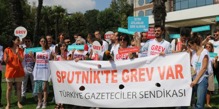Sputnik’ten çıkarılan gazeteciler greve başladı Sputnik’ten çıkarılan gazeteciler greve başladı