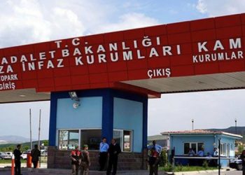 Nefes almak için fens tellerini yırtan 19 tutukluya dava