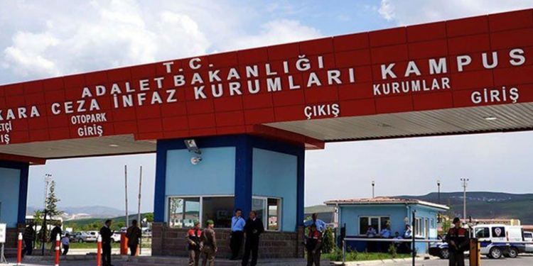 Nefes almak için fens tellerini yırtan 19 tutukluya dava Nefes almak için fens tellerini yırtan 19 tutukluya dava