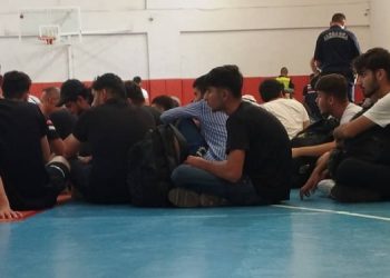 Gözaltında alınan 250 kişi, iki gündür spor salonunda bekletiliyor