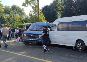 Mevsimlik işçileri taşıyan araç kaza yaptı: 20 yaralı