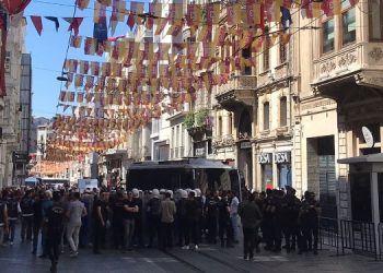 Cumartesi Anneleri’nin eylemi tüm engellemelere rağmen sürüyor Cumartesi Anneleri’nin eylemi tüm engellemelere rağmen sürüyor