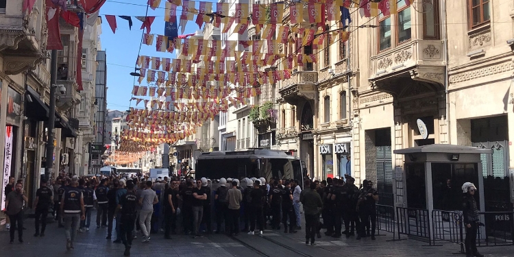 Cumartesi Anneleri’nin eylemi tüm engellemelere rağmen sürüyor Cumartesi Anneleri’nin eylemi tüm engellemelere rağmen sürüyor