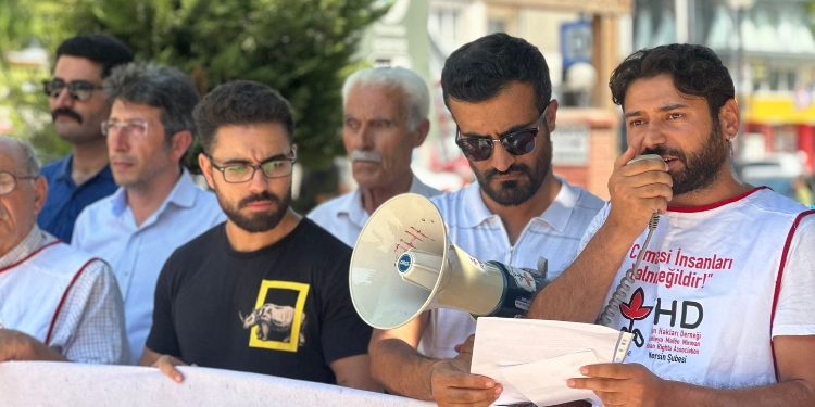 Cumartesi Anneleri’ne destek: Hukukun inkarı keyfiyetin ilanıdır Cumartesi Anneleri’ne destek: Hukukun inkarı keyfiyetin ilanıdır