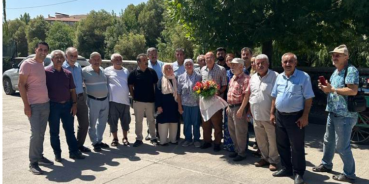 30 yıllık tutuklu Şanak’a çiçekli karşılama 30 yıllık tutuklu Şanak’a çiçekli karşılama