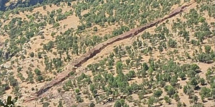 Askerler dereye kanal kazdı: Köylüler sulama yapamıyor Askerler dereye kanal kazdı: Köylüler sulama yapamıyor