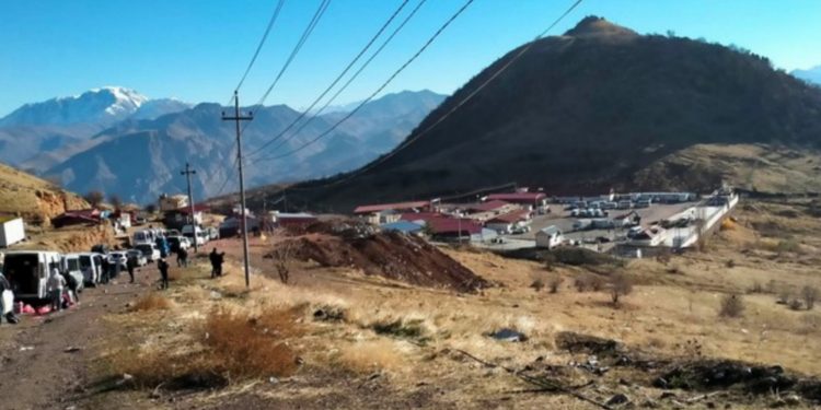 Çukurca Sınır Kapısı’nda yurttaşlar 3 gündür bekletiliyor Çukurca Sınır Kapısı’nda yurttaşlar 3 gündür bekletiliyor