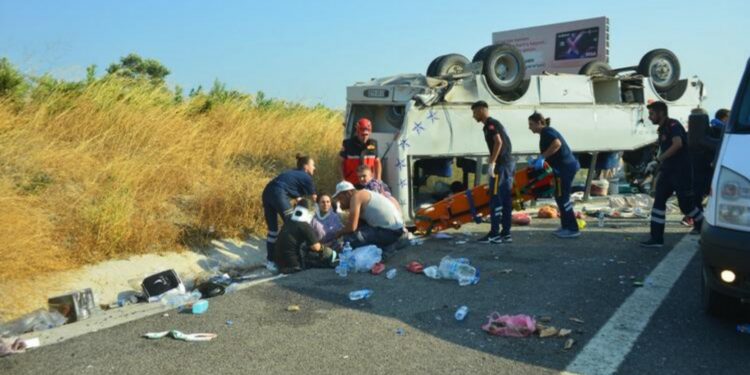 Soma’da trafik kazası: 30 işçi yaralandı