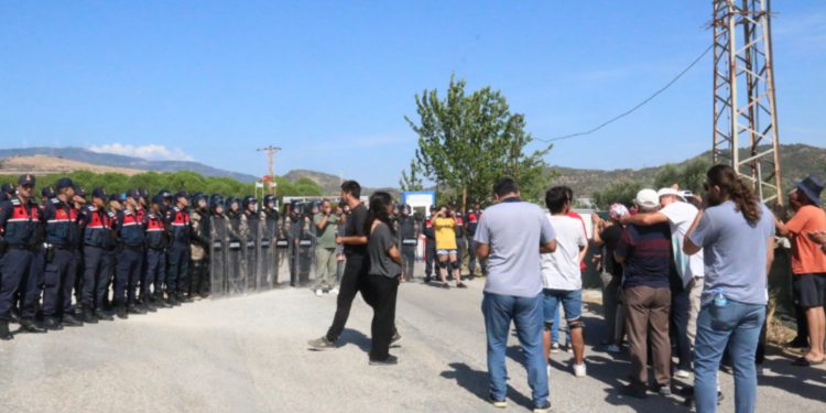 İşten çıkarılan sera işçileri: Hakkımızı istiyoruz İşten çıkarılan sera işçileri: Hakkımızı istiyoruz