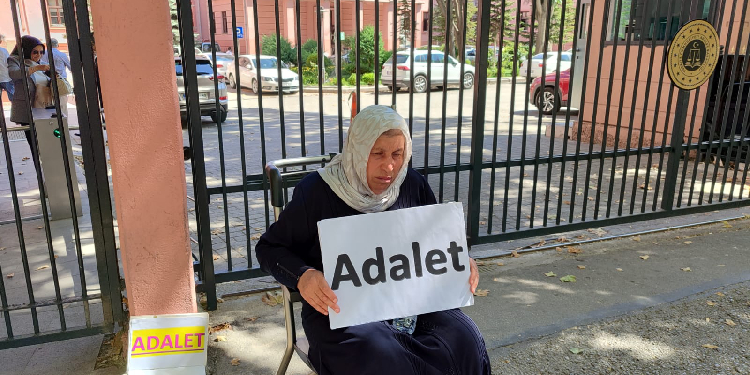 Adalet Bakanlığı önündeki “adalet” eylemi 33’üncü gününde Adalet Bakanlığı önündeki “adalet” eylemi 33’üncü gününde