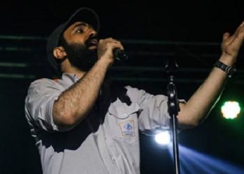 Başörtüsü zorunluluğunu protesto eden şarkıcı gözaltına alındı