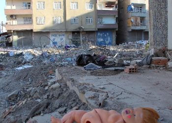 Depremde 60 kişinin yaşamını yitirdiği apartman ruhsatsız ve projesiz inşa edilmiş