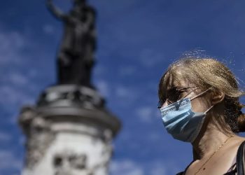 Fransa’da tatil sezonunun Kovid-19’un yeni varyantı Eris’in yayılımını artırdığı düşünülüyor