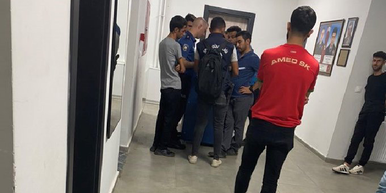 Gözaltındaki Amedspor taraftarları adliyeye sevk edildi Gözaltındaki Amedspor taraftarları adliyeye sevk edildi