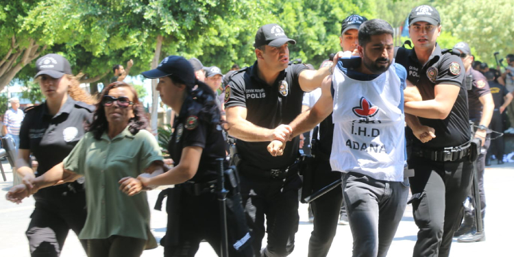 Hak savunucuları: Cumartesi Anneleri’nin sesi olacağız Hak savunucuları: Cumartesi Anneleri’nin sesi olacağız