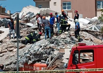 Hasarlı bina kepçe operatörünün üzerine yıkıldı