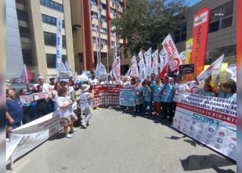 İzmir’de Sağlıkçılardan Bakan Koca’ya Şarkılı Protesto