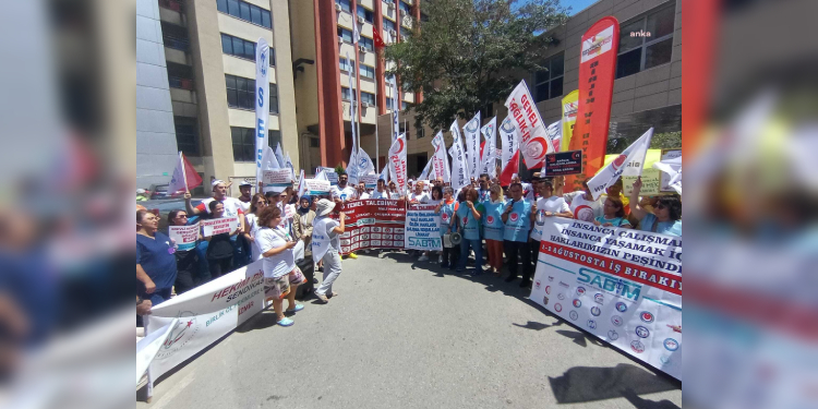 İzmir’de Sağlıkçılardan Bakan Koca’ya Şarkılı Protesto İzmir’de Sağlıkçılardan Bakan Koca’ya Şarkılı Protesto