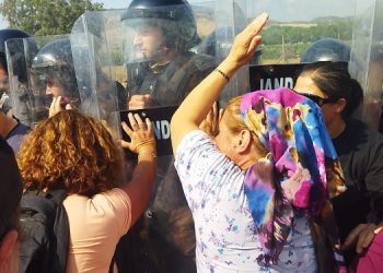 Sera işçilerinden asker barikatı önünde açılama