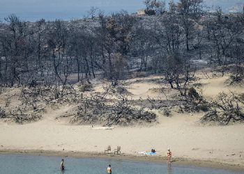 Yunanistan, Rodos’u yangın nedeniyle terk eden turistlere 1 hafta ücretsiz tatil verecek