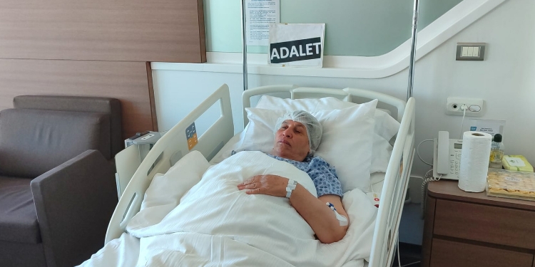 Şenyaşar ameliyat olacağı hastaneye ‘adalet’ pankartıyla gitti Şenyaşar ameliyat olacağı hastaneye ‘adalet’ pankartıyla gitti