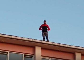 İşten çıkarılan işçiden şirketin çatısında eylem