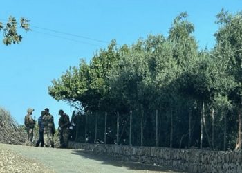 Asker ablukasındaki Güçlükonak’ta evlere baskın