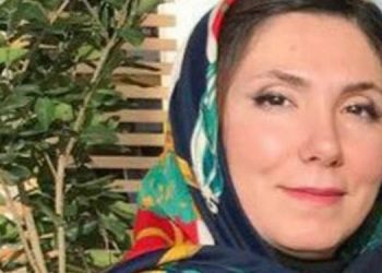 Protesto amacıyla örtüsünü sahneye atan mühendise kırbaç cezası