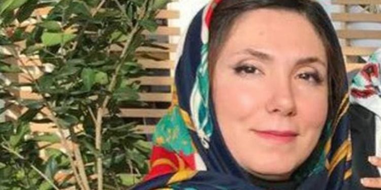 Protesto amacıyla örtüsünü sahneye atan mühendise kırbaç cezası Protesto amacıyla örtüsünü sahneye atan mühendise kırbaç cezası