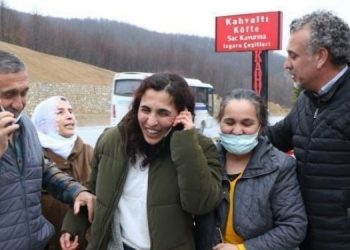 Polis, gözaltındaki kişiyi mizansen çekimle yakaladı!